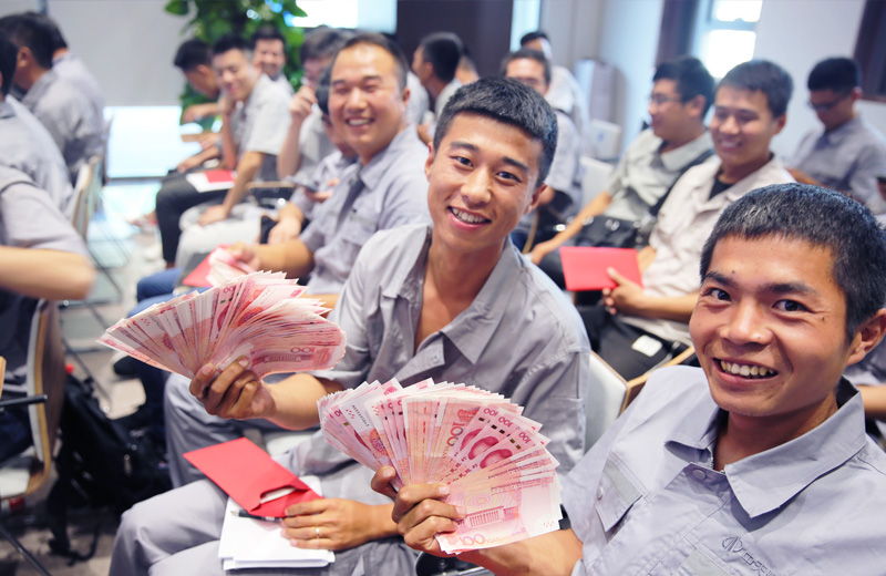 2019年8月9日，中天北京集团直补发放，员工们难掩幸福之情。