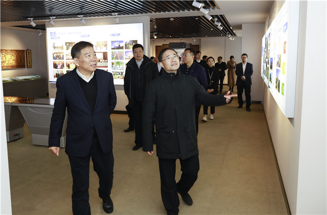 浙江省委常委、政法委书记王昌荣走访调研明升国际集团总部时指出 ——保持“亲清”政企关系，为企业做实事、解决实际困难