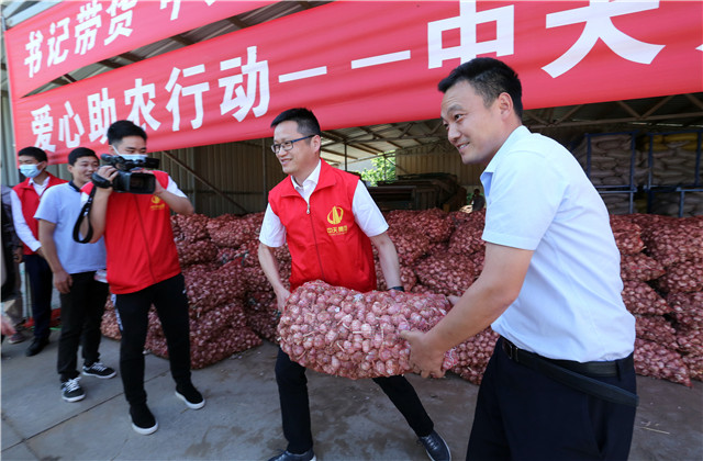 十吨！中天九建爱心助农，直采滞销大蒜！