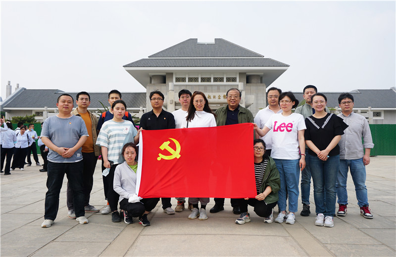 2021年5月20日下午，天怡设计开展“迎接建党百年华诞”主题活动，组织企业党员参观周恩来邓颖超纪念馆。