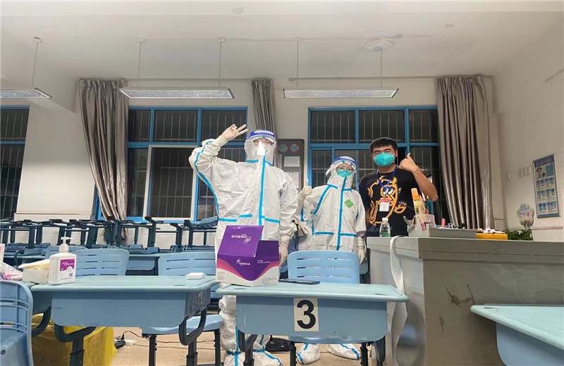 2021年7月29日,中天三建南京融创G86项目部积极响应政府号召，第一时间组织志愿服务团队奔赴月苑路第一小学监测点，承担起核酸检测流程引导、秩序维护、人员信息采集登记工作。