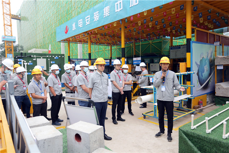 2021年9月29日，中天九建承办的以“深入实施质量提升行动 大力推进质量强国建设”为主题的郑州市2021年质量月工程质量提升推进现场会在建业梅苑项目召开。