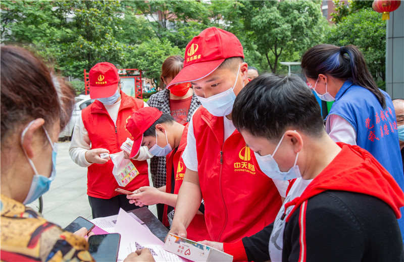 2022年4月，为支持武汉“三天两检”抗疫工作，中天六建万科黄金口项目部为所在辖区捐赠了20顶帐篷。同时组织起中天志愿者队伍，在采样现场为社区居民提供服务