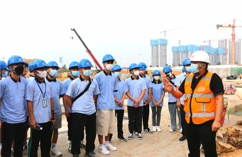 2022年5月6日，第二届“现代学徒制·中天班”第二期专题培训召开。为理论与现场结合，广西生态工程职业技术学院的30名学生走进中天八建柳州万科城怡璟项目。