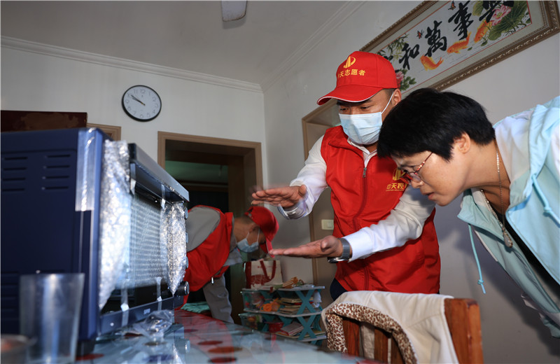 2022年11月1日，中天二建嘉兴分公司志愿者带上大米、食用油及他们的“微心愿”微波炉、电烤箱、空气炸锅、电磁炉等来到菱香坊、烟雨苑、江南新家园等小区慰问因工致残的困难居民。