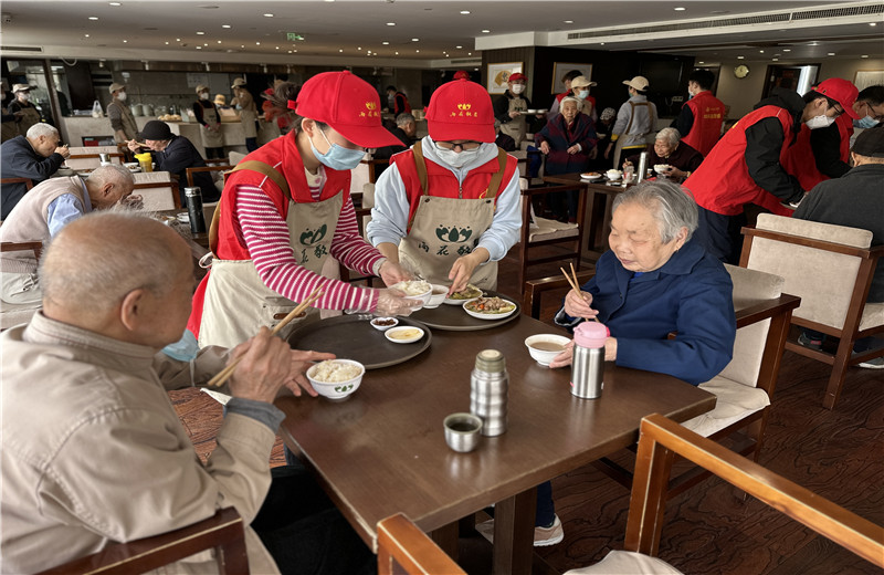 2023年4月12日，控股集团志愿者走进杭州市上城区雨花敬老院开展公益志愿服务。