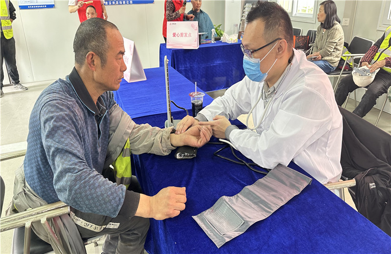 五一前夕，天津公司组织开展为项目一线职工提供爱心剪发、爱心义诊、爱心赠饮、爱心咨询、爱心加餐服务，给工友们送去了劳动节的问候。