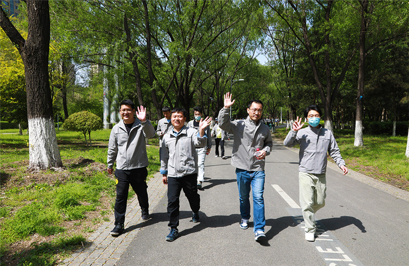 2023年5月6日，东北公司于沈阳奥林匹克生态公园开展“沐春健步走，转型再出发” 徒步行活动。