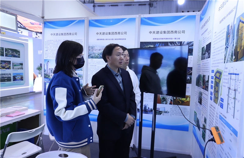 2023年11月16日至18日第三届川渝住房城乡建设博览会在成都召开，西南公司携集团SWP自主研发钢平台提升技术、钢结构栈道全过程关键建造技术参加会议。