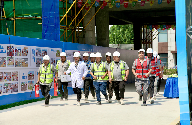 2025年6月24日，中海企业集团山东公司“人人讲安全，个个会应急——查找身边安全隐患”2025年“安全生产月”主题活动在天津公司济南中海天空之镜项目成功举办。