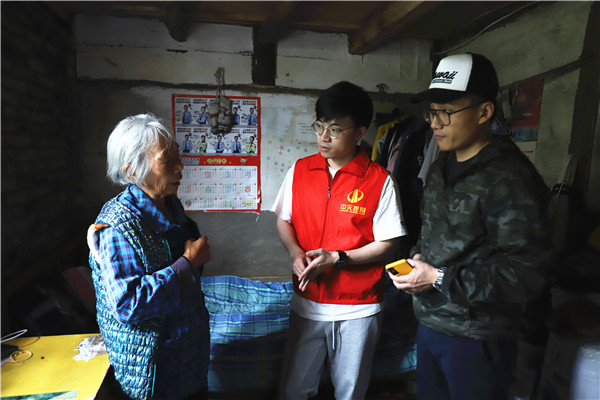 中天志愿者走进大山，走访了解受助学生家庭情况.jpg